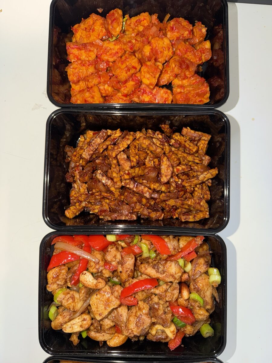Huisgemaakte Indonesische kip, tempeh en sambalgerechten