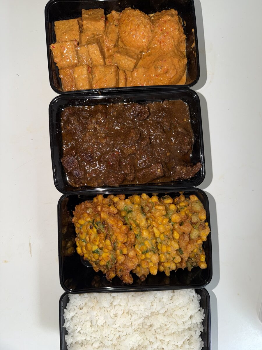 Rijsttafel met rijst, daging, bakwan jagung en tahu