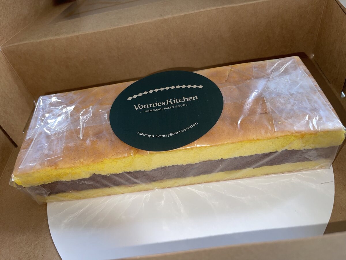 Huisgemaakte Indische spekkoek in cadeauverpakking