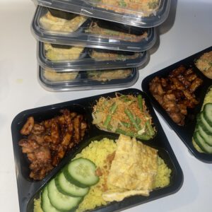 Nasi kuning schotel